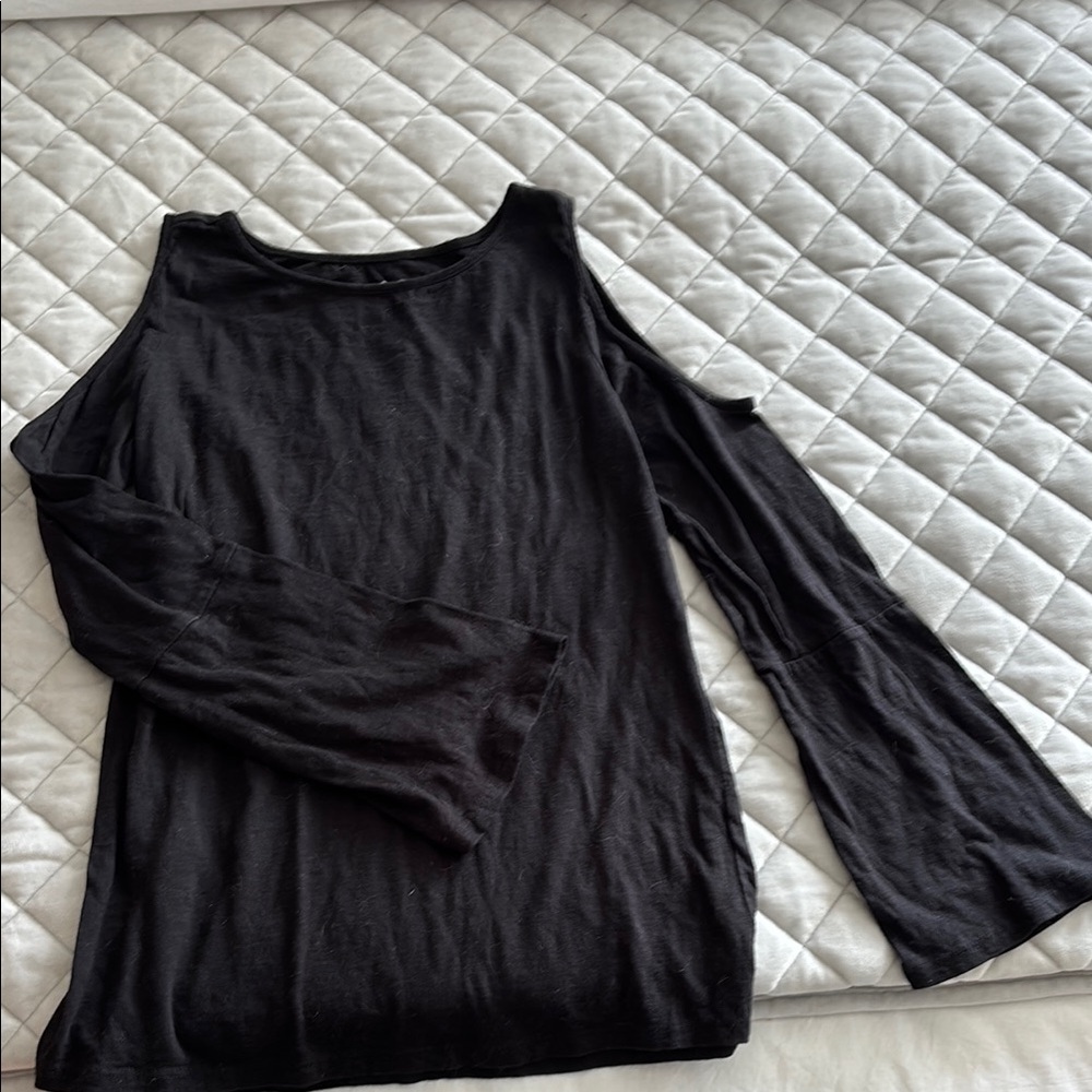 💐 LOFT Black Cold Shoulder Top with flutter sleeves XS